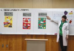 食材によってさまざまな働きがあることを説明する学生=春日井市の藤山台小で