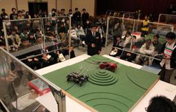 白米千枚田をイメージしたリングで自作のロボットを競わせる参加者＝輪島市文化会館で