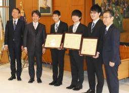 表彰を受けた斎藤祐輝さん（右から２人目）谷内昌樹さん（同３人目）、西脇廉吾さん（同４人目）＝野々市市の金沢工業大で