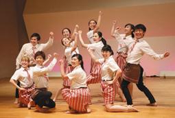 そろいの衣装を着て息の合った踊りを披露する学生たち＝岡崎市の岡崎女子大・短大で