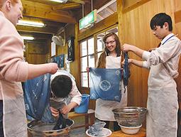 ハンカチの藍染め体験を楽しむ外国人留学生ら＝豊田市足助町の「三州足助屋敷」で