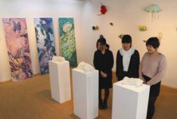 芸術を学んだ学生が卒業を前に制作した作品＝岡崎市のギャラリー葵丘で