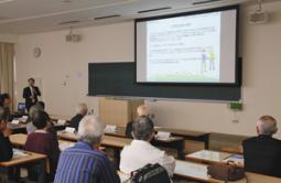 地域連携の活動の成果が説明された報告会=春日井市の中部大で