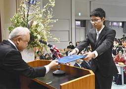 間野学長から学位記を受け取る学生（右）＝関市市平賀の岐阜医療科学大で