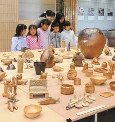 名古屋造形大の穴窯で焼き上げた陶芸作品＝小牧市公民館で