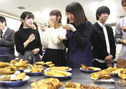 出来上がったあんまきを試食する学生ら＝知立市中央公民館で