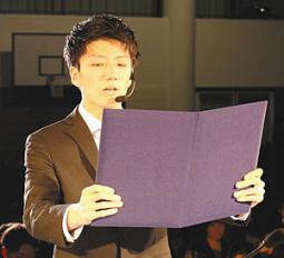 新入生を代表して宣誓する矢野さん＝瑞穂市の朝日大で