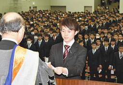 宣誓文を石原学長(左)に手渡す加藤さん=中部大で