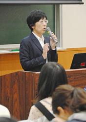 学生らに犯罪に巻き込まれないよう助言する近藤警部補＝中区三の丸の名古屋学芸大看護学部で