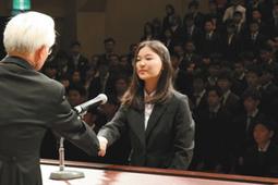 宣誓を終えて長野学長と握手を交わす今井さん（右）＝瑞浪市総合文化センターで