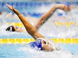 女子１００メートル背泳ぎ決勝　５９秒６２で２連覇した小西杏奈＝東京辰巳国際水泳場で