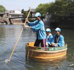 たらい舟の練習をする学生船頭＝岐阜県大垣市の水門川で