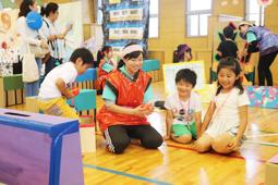 的当てゲームを楽しむ子どもたち＝春日井市の落合公園体育館で