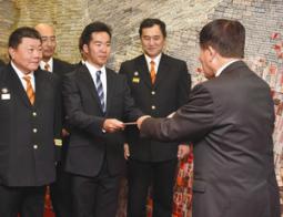 古川市長（右）から認定状を受け取る奥山さん＝１５日、多治見市役所で