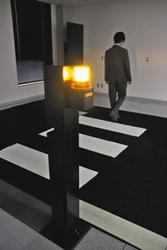 横断歩道付近を通行する人の姿を感知し、点灯する装置の試作品＝愛知県豊田市のあいち産業科学技術総合センターで
