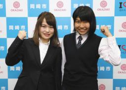 全国選抜女子相撲大会での優勝を喜ぶ柴田さん（右）と佐野さん＝岡崎市役所で