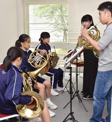 中部学院大の学生から楽器を教わる中学生＝関市桐ケ丘の中部学院大関キャンパスで