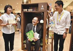 本棚を設計した名城大の谷田准教授(右)と伊藤店長(中)=日進市の紀伊国屋書店プライムツリー赤池店で