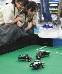 ロボットサッカーを体験する高校生＝野々市市の金沢工業大で