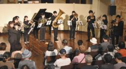 クラシックの名曲を奏でる名古屋音楽大の学生たち＝１３日、多治見市のバロー文化ホールで