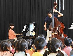 子どもたちの前で演奏する菅原さん（右）と倉橋さん＝尾張旭市狩宿新町の東部保育園で