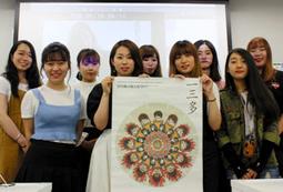 「花開くコリア・アニメーション２０１８＋アジア」で、韓国語の字幕翻訳や通訳を務める学生ら＝名古屋市千種区の愛知淑徳大星が丘キャンパスで