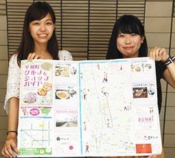 マップの作成に協力した永井杏実さん（左）と大田さん＝稲沢市の名古屋文理大で