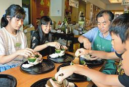 抹茶のたて方を教わる子どもたち＝瀬戸市朝日町のお茶彦で