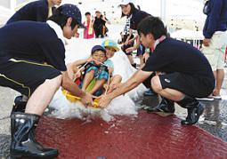 雪の滑り台で滑る子どもたち＝羽島市民会館で