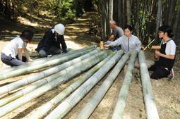 コンサートに向けて「タケンバ」の準備を進める学生ら＝西尾市東幡豆町の愛知こどもの国で