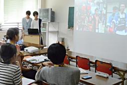 「ギオンバ」の報告をする名古屋外国語大の学生たち＝中津川市本町の中央公民館で