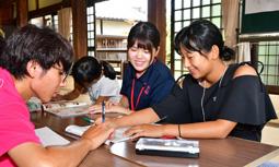 寺に泊まりながら夏休みの宿題に取り組む参加者たち＝池田町本郷の龍徳寺で