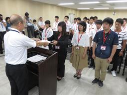 委嘱状を受け取る大学生＝名古屋市中区の県警本部で