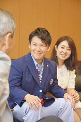 伊藤市長（左）に自信を見せた富さん（中）＝瀬戸市役所で