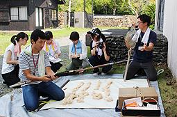 古い漁具を調べる学生ら＝鳥羽市浦村町の海の博物館で