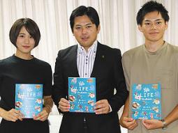 柴橋市長（中）にガイド誌をＰＲした乾さん（左）と後藤さん＝岐阜市役所で