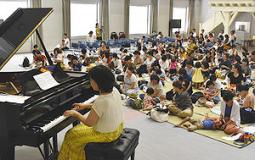 ピアノを聞きながらゆったりとした時間を過ごす親子ら＝関市桐ケ丘の中部学院大関キャンパスで