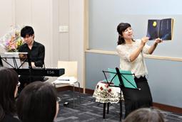 情感たっぷりに絵本を読み語る真下さん（右）とピアノを奏でる玉田さん＝稲沢市正明寺３の市中央図書館で