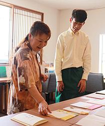 来場者に便箋を紹介する和田さん（右）＝美濃加茂市本郷町の竜胆庵で