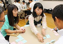 再開発計画のある駅周辺に期待することを書いたふせんを貼っていく参加者＝北名古屋市徳重米野の米野公民館で