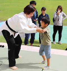 背負い投げに挑戦する児童＝美浜町奥田の南知多おもちゃ王国で