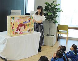 子どもたちに自作の紙芝居を紹介する工藤さん＝中村区のユニー本社で