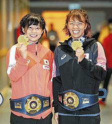 レスリング世界選手権で金メダルを獲得した、女子５９キロ級の川井梨紗子（右）と女子５５キロ級の向田真優＝ブダペストで（榎戸直紀撮影）