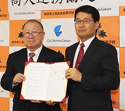 連携協定を結んだ藤井学長（左）と石田校長＝岐阜市の岐阜聖徳学園大羽島キャンパスで