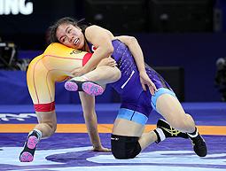 女子６５キロ級３位決定戦　インド選手を攻める源平彩南＝ブダペストで（榎戸直紀撮影）