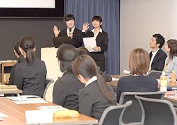 仕事と家庭の両立について、インターンシップで学んだことなどを発表する学生たち＝名古屋市の中日新聞社で