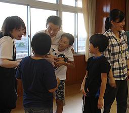 遊びに訪れた子どもたちと笑顔で話す日置史華さん（左）、伊藤正規さん（中）、小池まいさん（右）＝三重県四日市市の市こども子育て交流プラザで