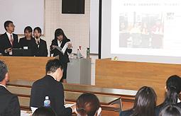 チームの活動を紹介する学生たち＝瑞浪市の中京学院大で