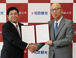 協定書を交わし、握手する佐藤学長（右）と大西社長＝日進市の愛知学院大日進キャンパスで