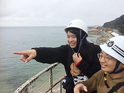 灯台上部からの眺めを楽しむ参加者＝美浜町小野浦の野間埼灯台で